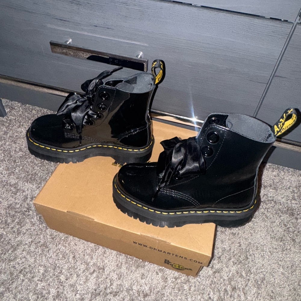 Dr. Martens- Women’s Molly Boots Size 6